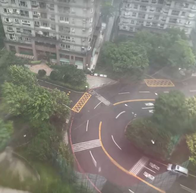 大雨,強降雨。(圖/中天記者拍攝)