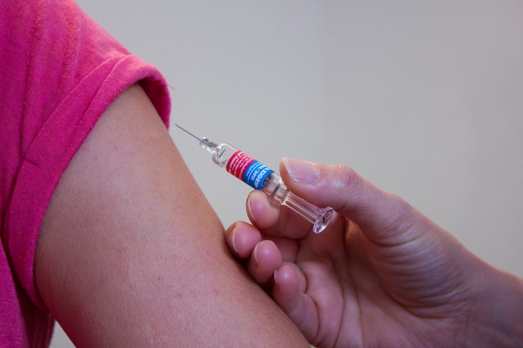 各縣市昨(15日)起替年長者接種新冠疫苗。不過，接種後可能會有發燒等症狀，類似感染新冠肺炎的症狀。