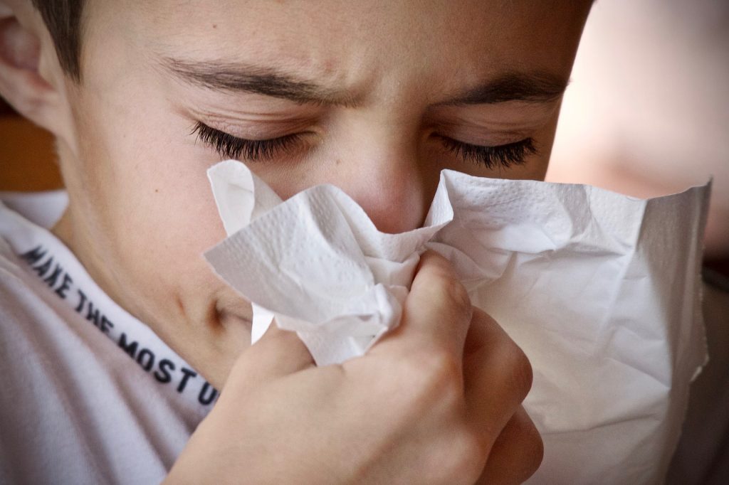 本土疫情持續延燒，即便感染Omicron後多為輕症、無症狀，但這也讓許多人在出現流鼻水、鼻塞、嗅覺異常等呼吸道問題出現時，就開始擔心自己是否確診，急著快篩。（示意圖／pixabay）
