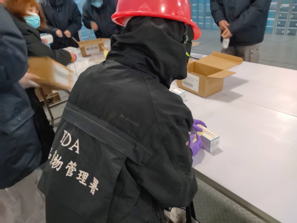 封緘作業中，黏貼藥物檢查正（圖／食品藥物管理署提供）