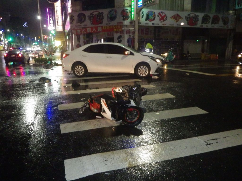 女外送員昨26日晚間被一輛小客車撞擊後彈飛 。（圖／中天外勤翻攝）
