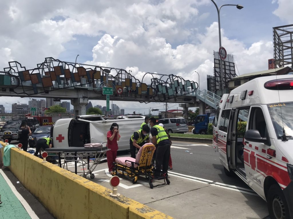 台中台灣大道3連撞車禍。（圖／中天外勤記者翻攝）