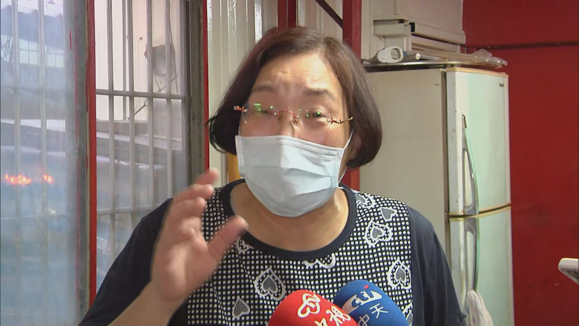 人民搶打殘劑,萬華宮廟姐哭嗆蔡英文。(圖/中天提供)