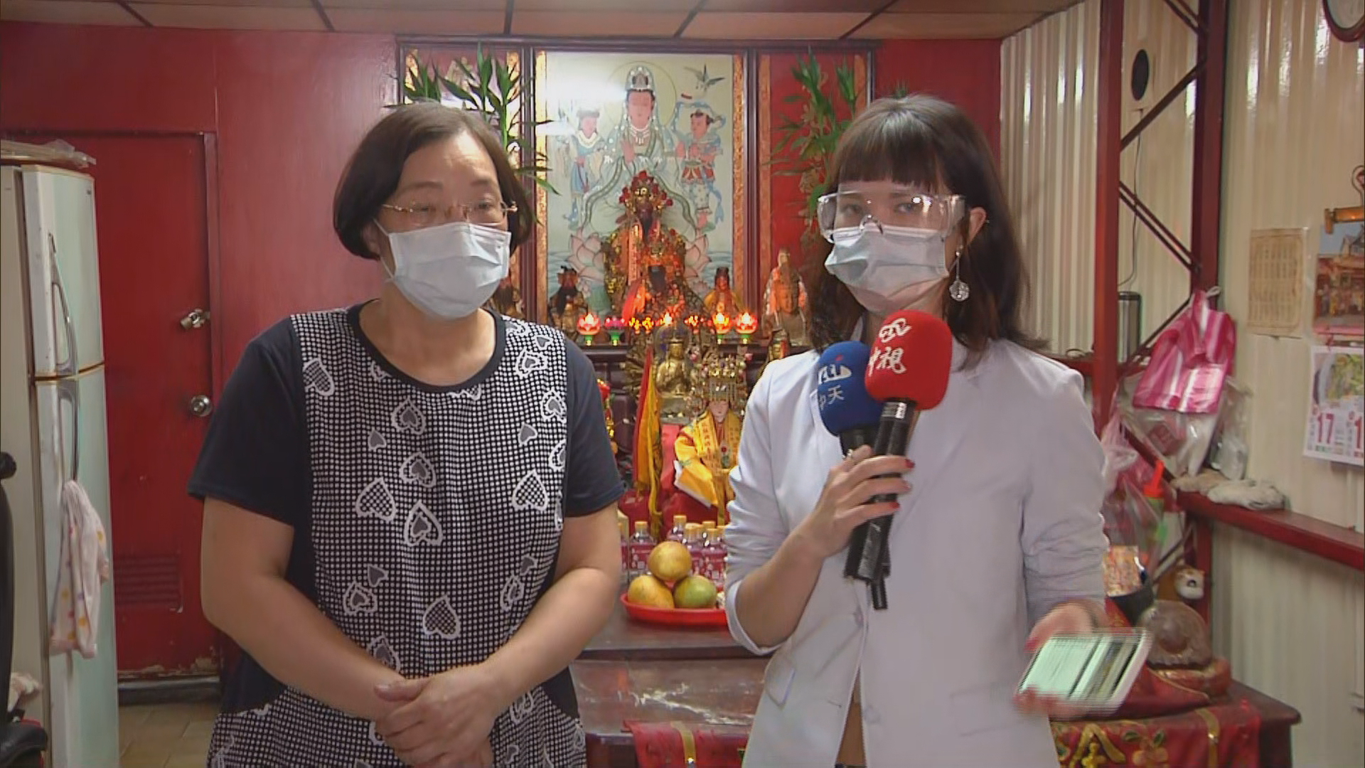 人民搶打殘劑,萬華宮廟姐哭嗆蔡英文。(圖/中天提供)