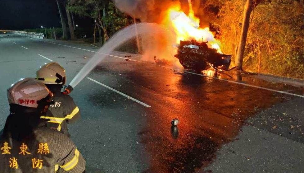 台東縣消防員赴事故地點滅火。（圖／台東消防局提供）