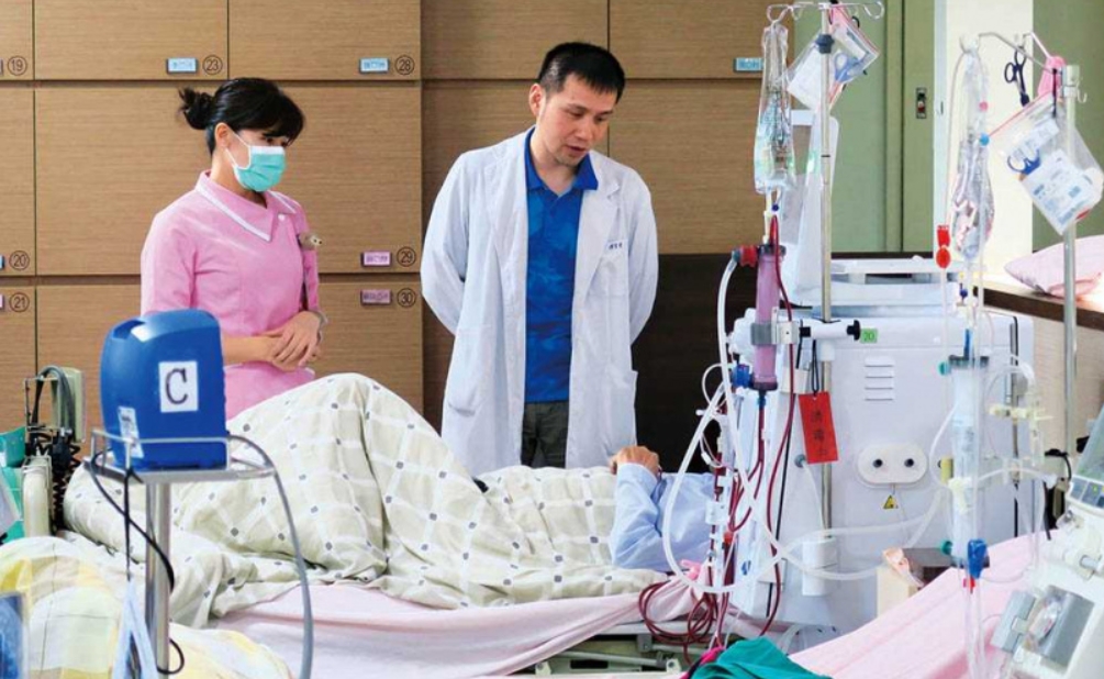 在慢性病患中,以洗腎患者最危險,因為身體免疫功能本就十分低下,若罹患新冠肺炎,病況易瞬間惡化。圖為病患洗腎照。(示意圖,非當事人)(圖/翻攝自CTWANT/彰化醫院提供)
