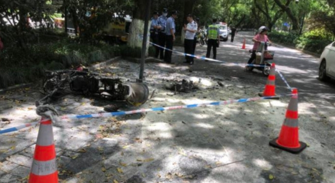 電動車爆炸燒傷父女。（圖／翻攝自微博／新京報）
