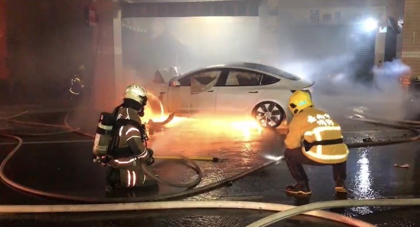台南今6日晚間發生一輛特斯拉電動車自撞民宅起火,現場濃煙滿布。(圖/消防隊提供)
