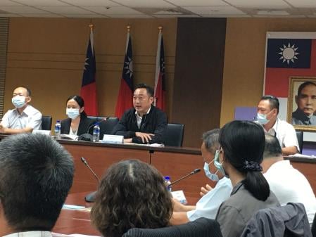 陳政聞主持香港人移居高雄諮詢座談說明會(攝自黃子哲臉書)