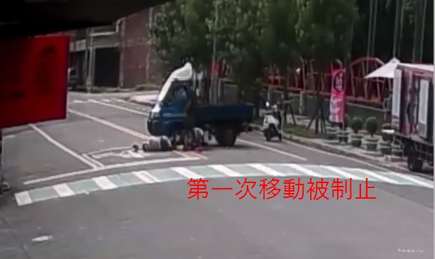 小貨車撞上機車，還移動遭制止。（圖／翻攝自臉書／爆料公社公開版）