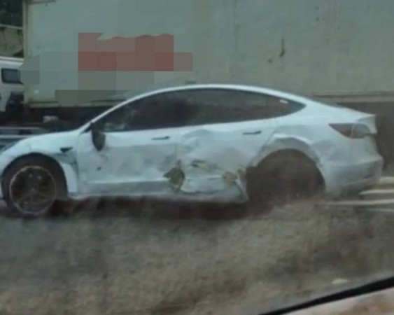 1輛特斯拉被撞彈到匝道網格上，車體凹陷。（圖／由彰化踢爆網提供）
