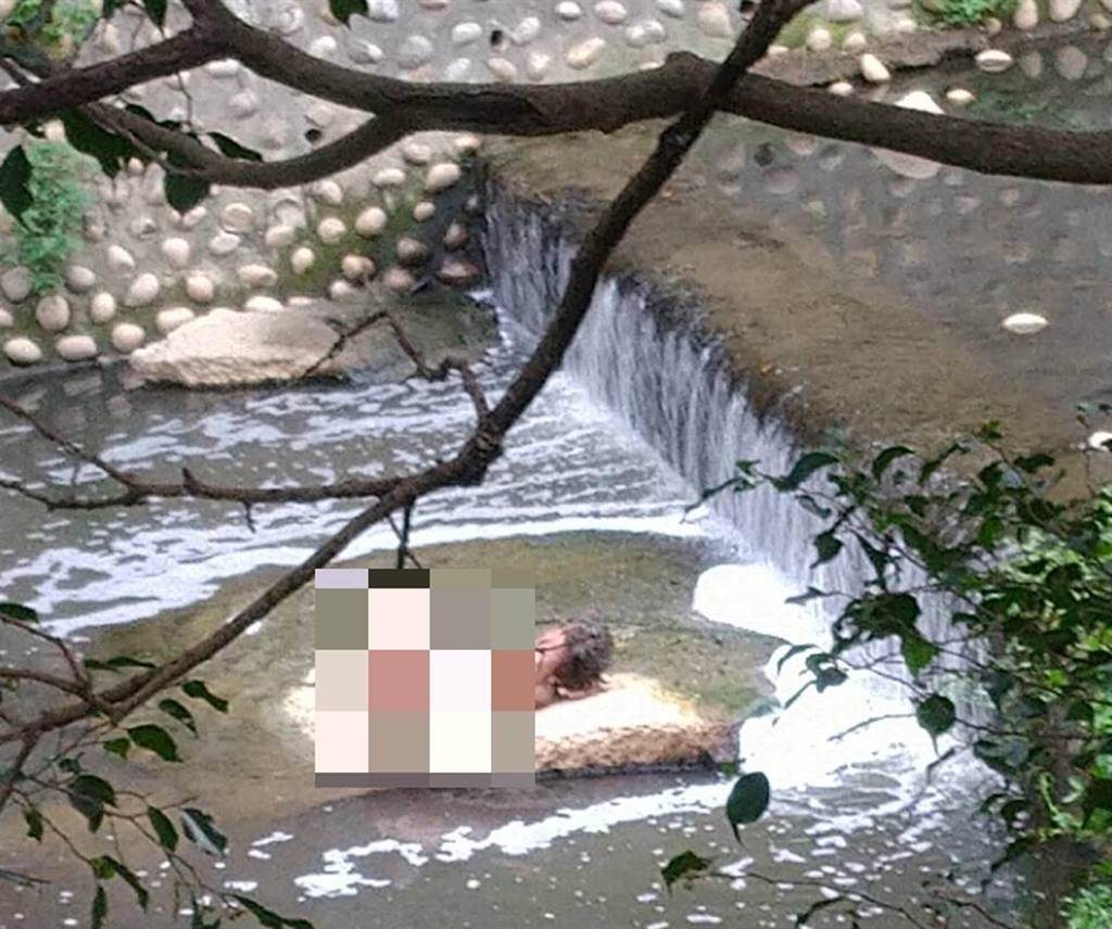 台中市傳出一名男子全裸躺在大排溪上。(圖/民眾提供)