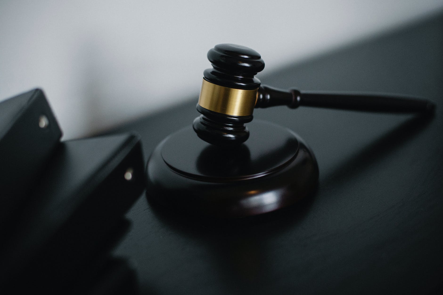 法官不採信小三蔡女言論，判定蔡女應賠償陳妻50萬元 （示意圖／取自pexels）