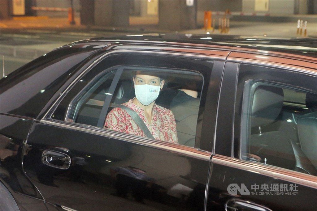 新任美國在台協會(AIT)台北辦事處長孫曉雅(Sandra Oudkirk)等一行人12日晚間搭機抵達台灣並乘坐接送車輛自桃機離去(圖/由中央社記者吳睿騏桃園機場攝)