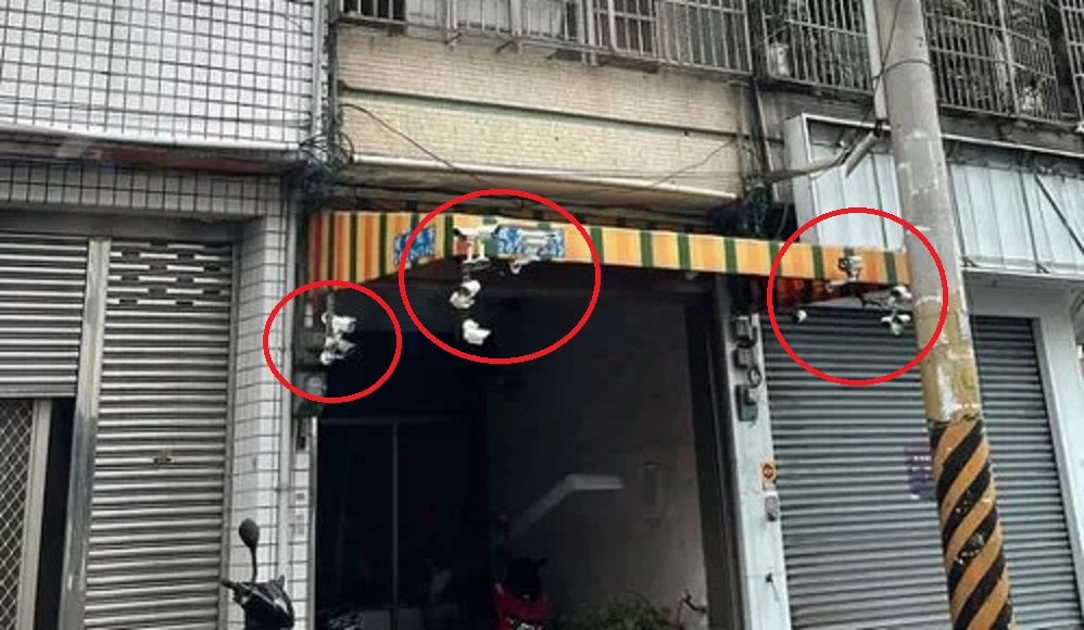 家門口棚架上裝滿了監視器。取自爆廢公社二館