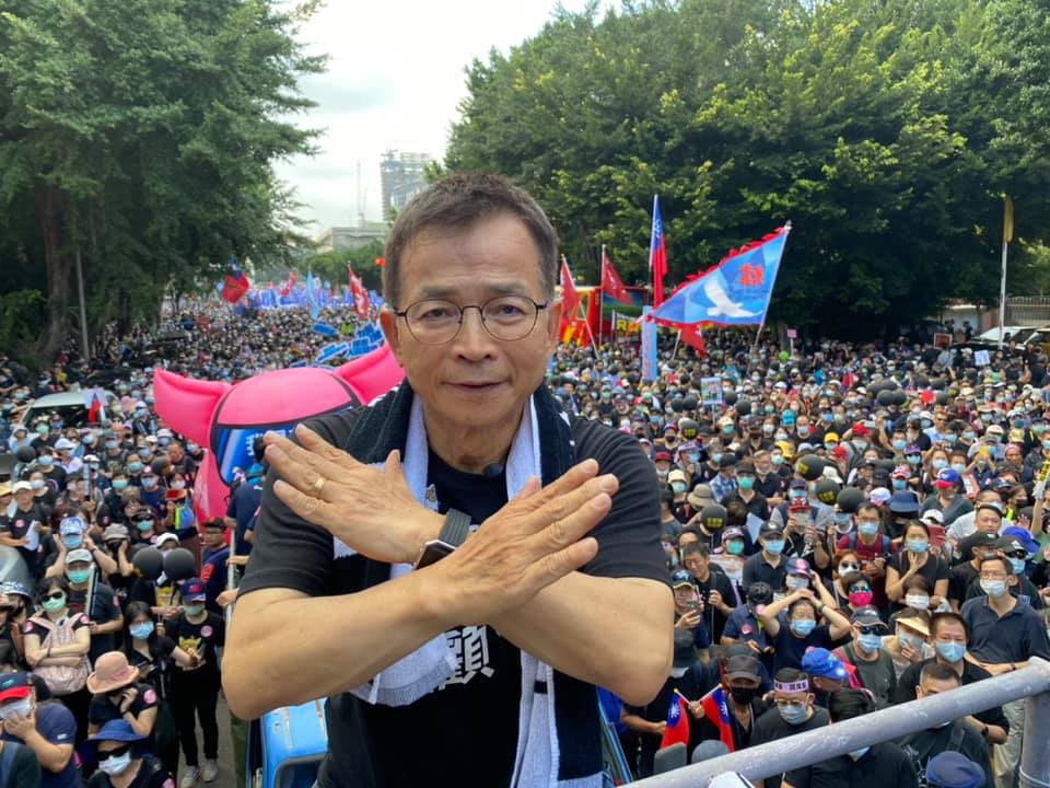 賴士葆怒嗆蔡政府官員只顧同溫層感受。(圖/翻攝賴士葆臉書)