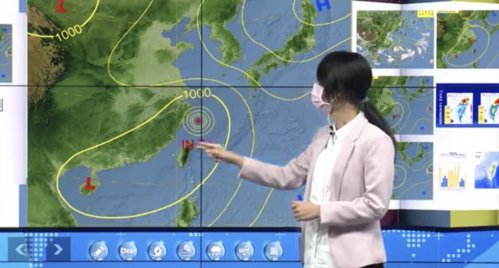 烟花颱風，目前正逐漸接近臺灣北部、東北部及東南部海面。（圖／翻攝中央氣象局直播）
