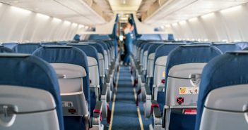 美國達美航空（Delta Air Lines）日前一架班機上，一名年輕女乘客因不滿80歲男乘客「脫罩用餐」，竟當場失控不斷辱罵對方，甚至還吐口水在臉上、動手打人等，行徑相當離譜。（示意圖／pixabay）
