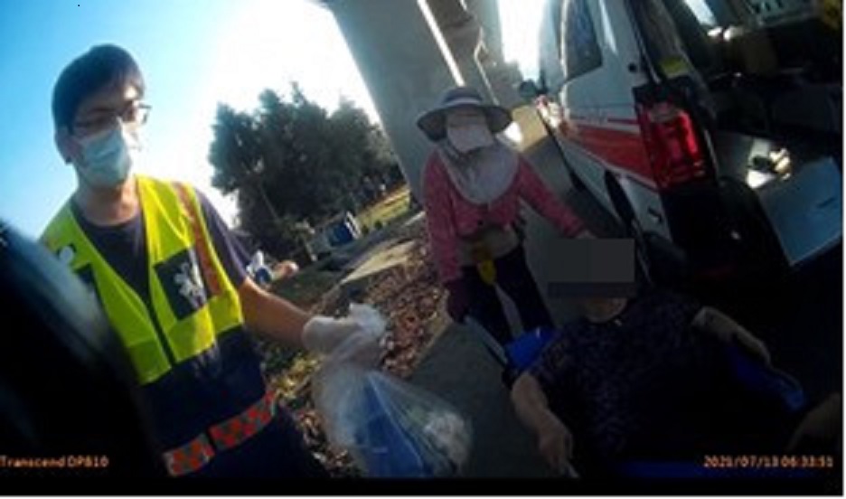 阿嬤一推就起,最後3人合力將這位蕭姓阿嬤從果園內平安送出果園 。彰化縣警局提供