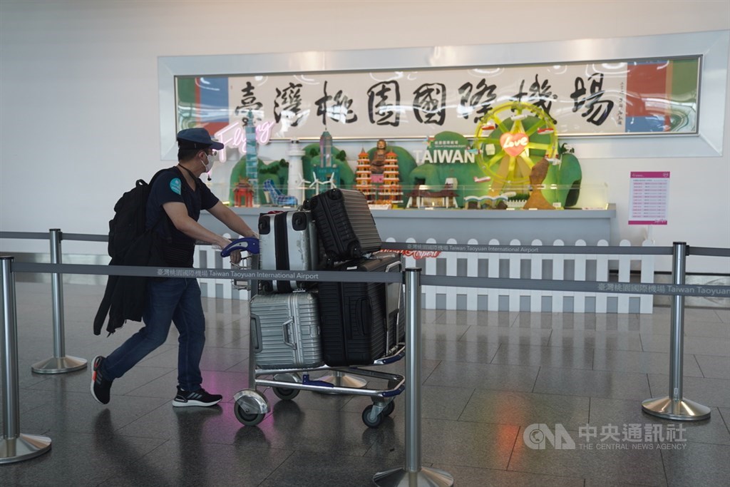 指揮中心宣布將緬甸列入「重點高風險國家」,18日零時起,入境者只要過去14天內有緬甸旅遊史,一律入住集中檢疫所。圖為桃園機場入境旅客依照動線前往篩檢。(中央社檔案照片)