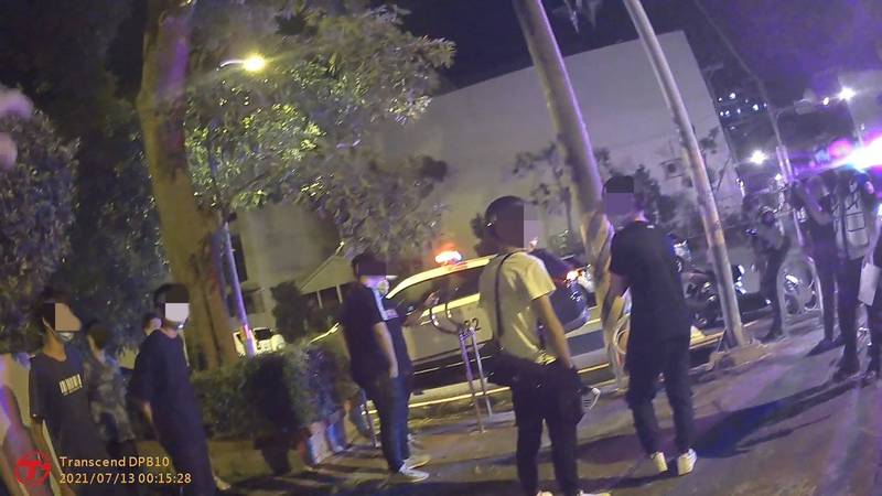 警方接獲民眾檢舉,有12名少年群聚公園聊天。(圖/竹北分局提供)