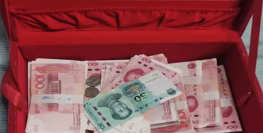 大陸一名男子包裝聘金送女友，未料箱子內全是假鈔。（圖／翻攝自微博）