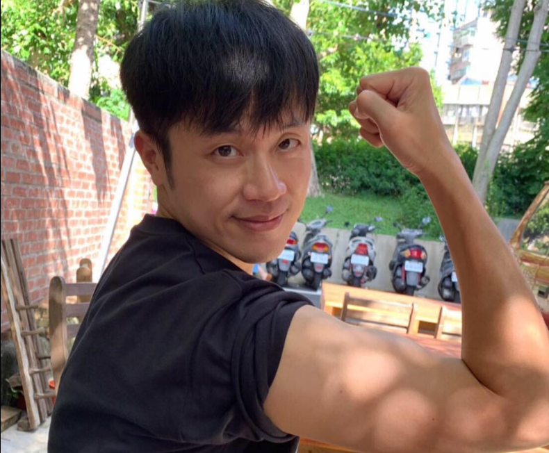焦糖哥哥在臉書分享自己打完高端疫苗的心得。(圖/翻攝自焦糖陳嘉行臉書)