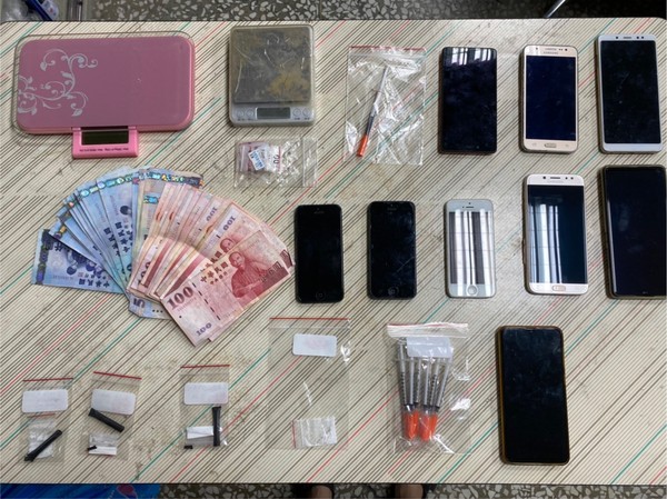 警方事後分別在蔡嫌、沈姓兄弟身上查獲6包共2.65公克的海洛因、疑似販毒所得1萬8500元、自小客車1輛、夾鏈袋、電子磅秤、手機等證物，全案今（6）日依違反《毒品危害防制條例》移送橋頭地檢署偵辦。（圖／由警方提供）