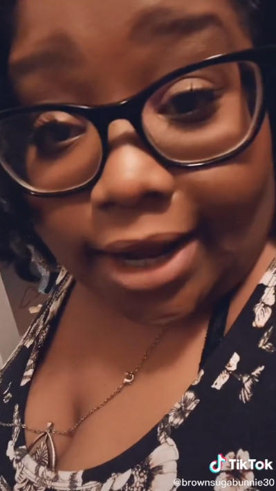 女網友表示自己開始懷疑生父究竟是誰,或許早逝的母親至死也不知情這件事,此影片目前已在TikTok上累計200萬的觀看。(圖/翻攝TikTok@brownsugabunnie30)