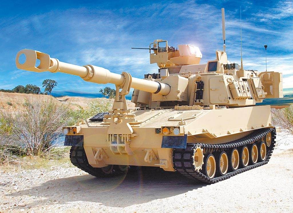 美國國務院今（5）日宣佈，已核准對台販售40⾨「M109A6⾃走砲」，總金額約7.5億美元（約新台幣208億元），目前已通知美國國會，有望在1個月後正式生效，這也是拜登政府上任以來首次對台軍售。（圖／翻攝自美國陸軍官網）