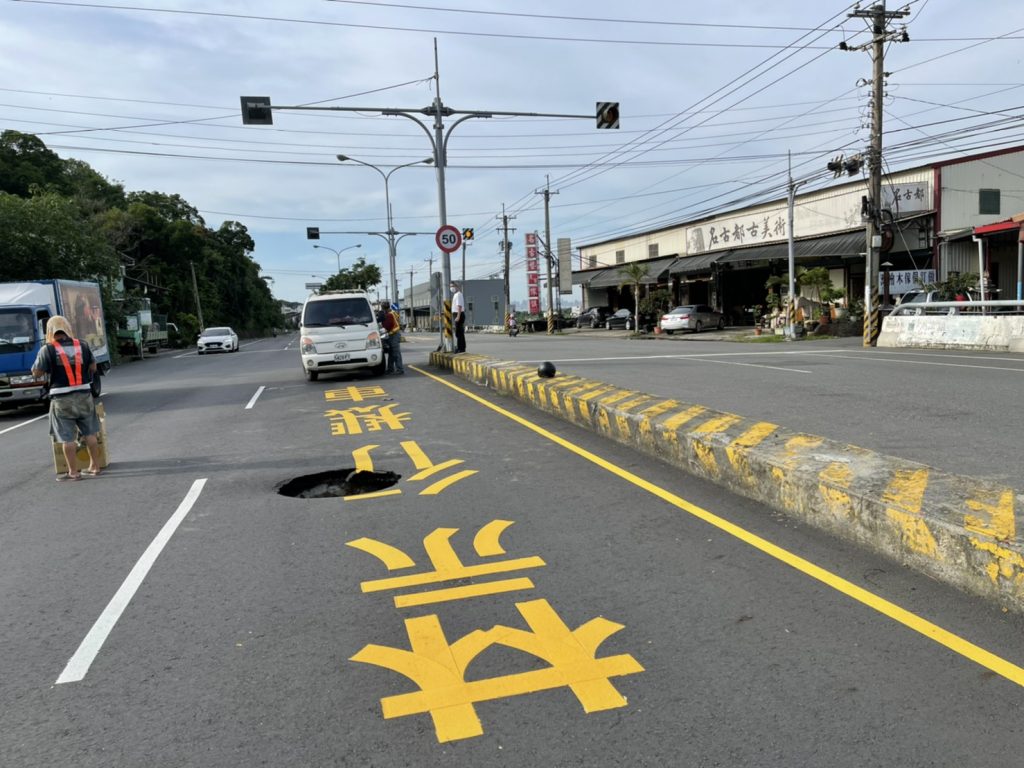 彰化芬園鄉出現天坑。（圖／彰化警方提供）