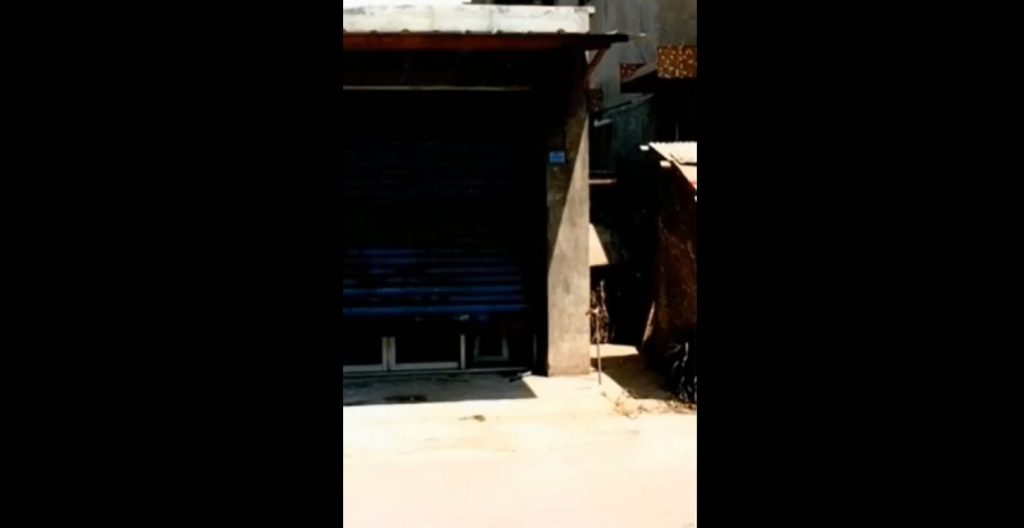 男子買春跟老闆娘發生爭執，一氣下竟拿磚頭狠砸老闆娘。（圖／翻攝自微博「看看新聞」）
