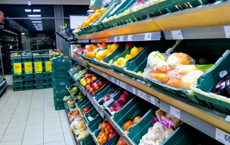 路人目擊神秘男子用針頭在即食品中注入不明液體。(Tesco Express/翻攝自Googla Maps)
