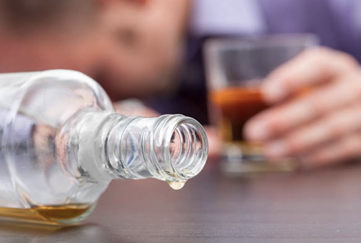 有一名婦人有酗酒的習慣,她在酒後不但羞辱丈夫張男「你是穿裙子的啦!」,甚至還會藏公公的遺照。(示意圖/pixabay免費圖庫)