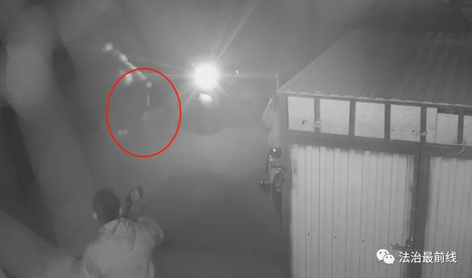 大陸廣西貴港一對情侶在路邊約會，未料正親密時，遭5名男子搶劫。（圖／取自《法治最前線》）