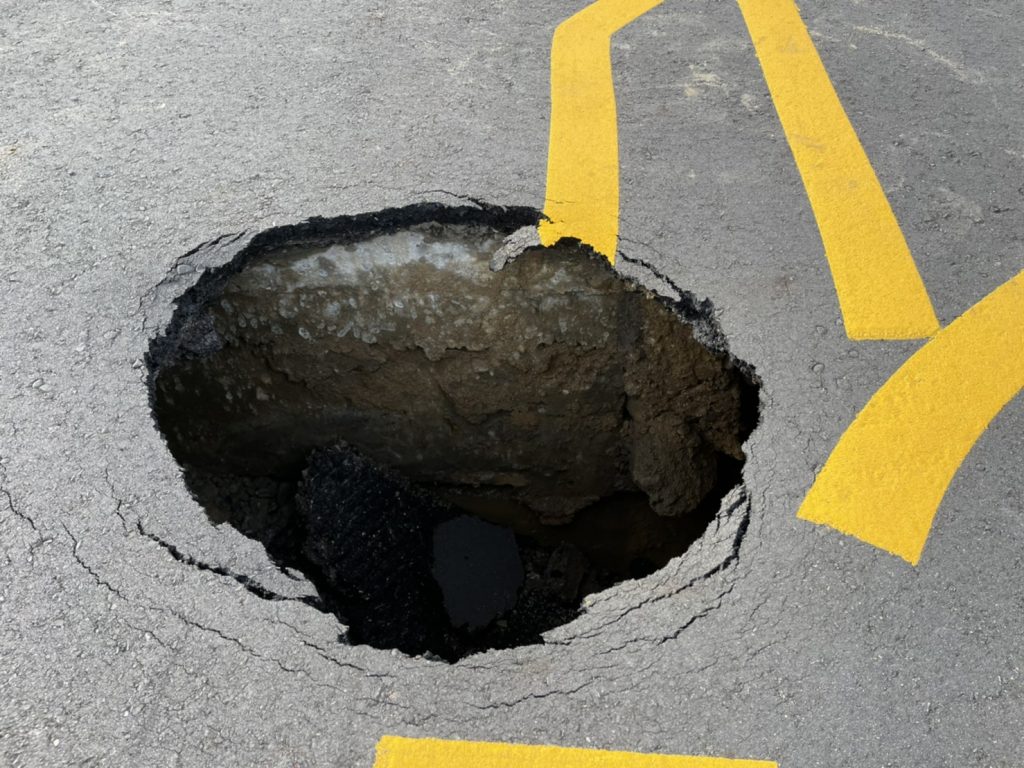 彰化芬園鄉出現天坑。（圖／彰化警方提供）