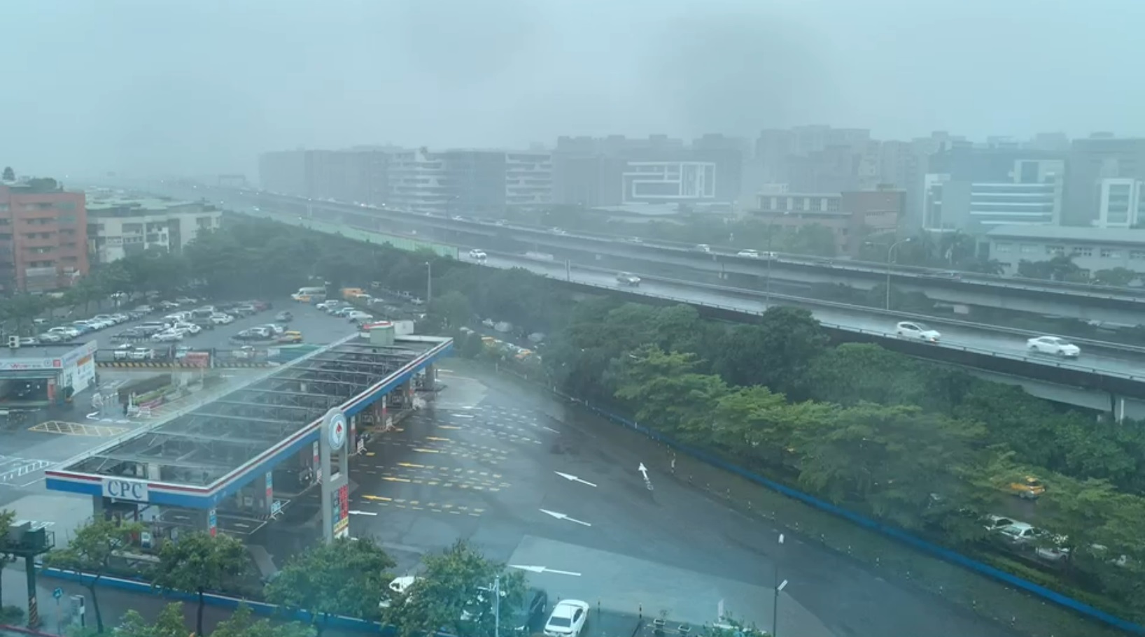 圖為台北市降雨畫面。 中天新聞提供