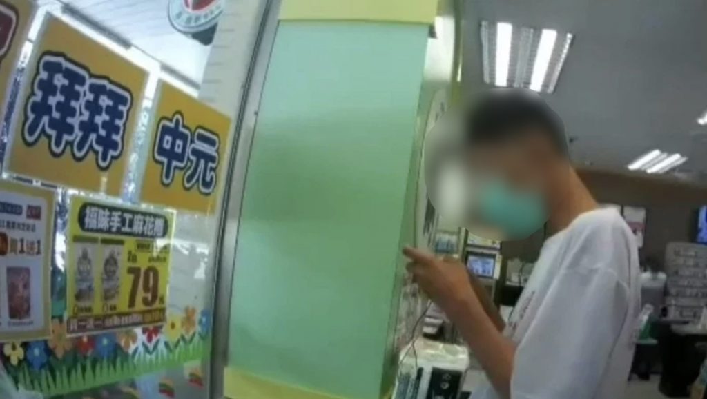 高雄一名18歲莊姓少年,昨(21)日晚間發現路上一台機車鑰匙未拔,竟直接將車騎走,警方隨後於6小時內在超商逮捕到莊男,但當他看見警方上前時,卻還怡然自得大玩手遊,且遊戲間遭敵人斬殺後,莊男甚至離譜牽拖員警:「可不可以不要干擾我?」態度令人傻眼。(圖/由中天新聞提供)