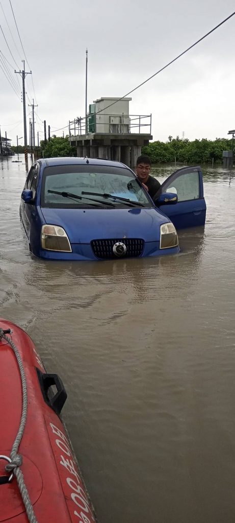 轎車慘泡水中等待救援。 （圖／中天新聞）