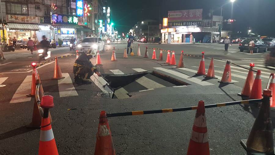高雄市左營區左營大路、海功路口路面下陷(高雄市水利局提供)