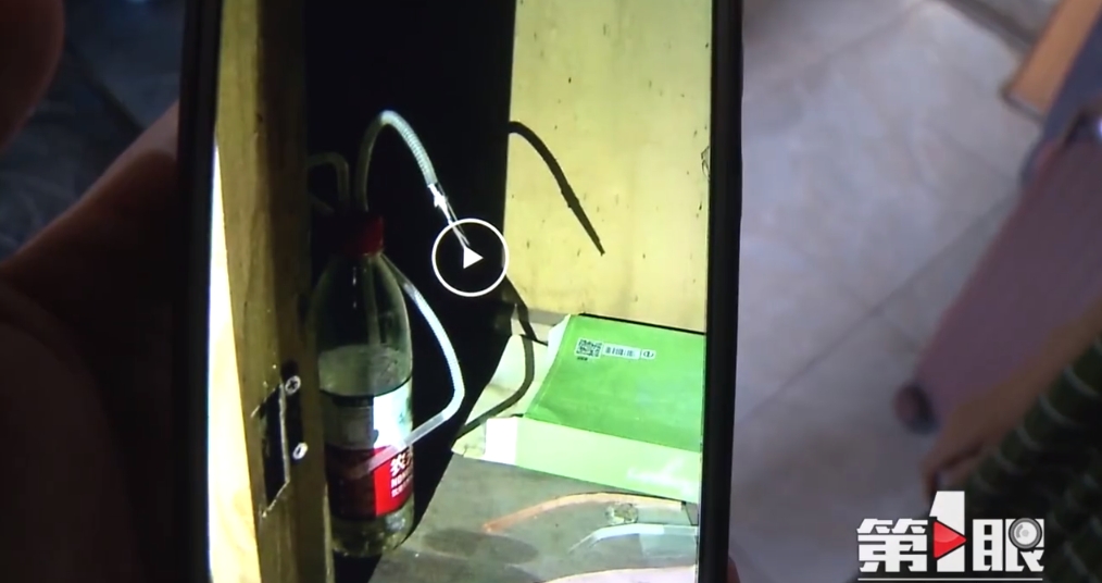 充氣娃娃旁放著一個用過的吸毒工具。(圖/翻攝自微博)