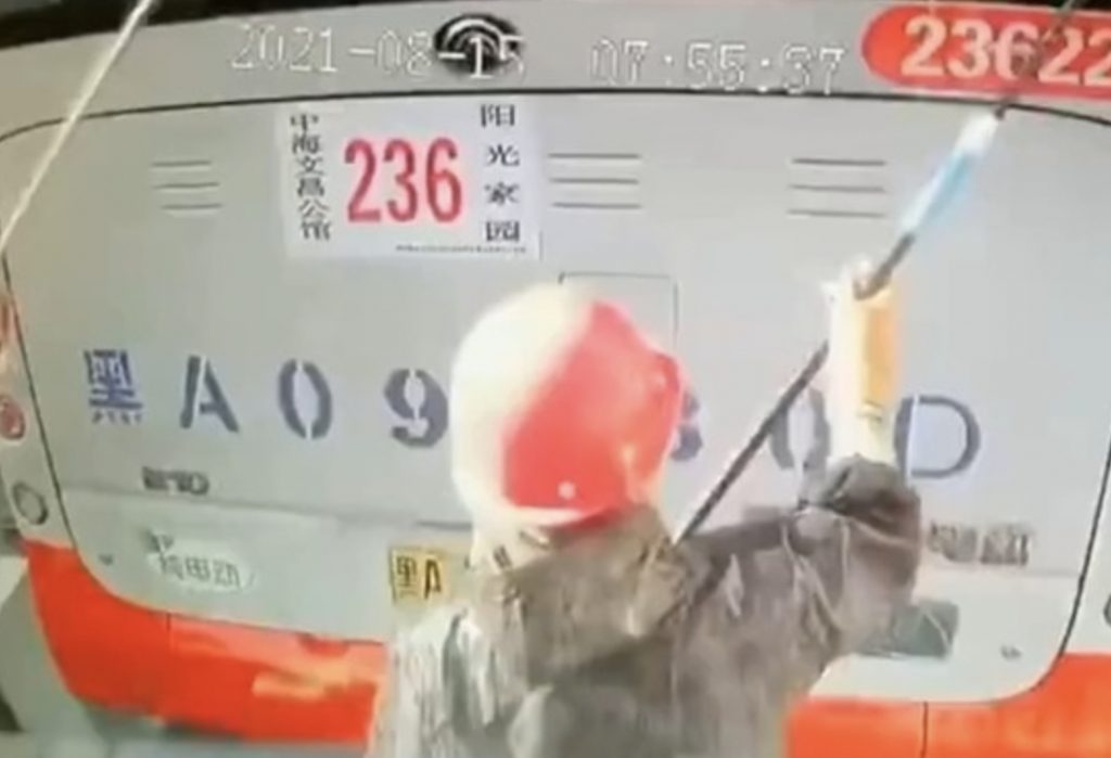 公車靠站手煞沒拉好導致向前滑動,導致有一名洗車工人慘被夾死。(圖/翻攝微博)