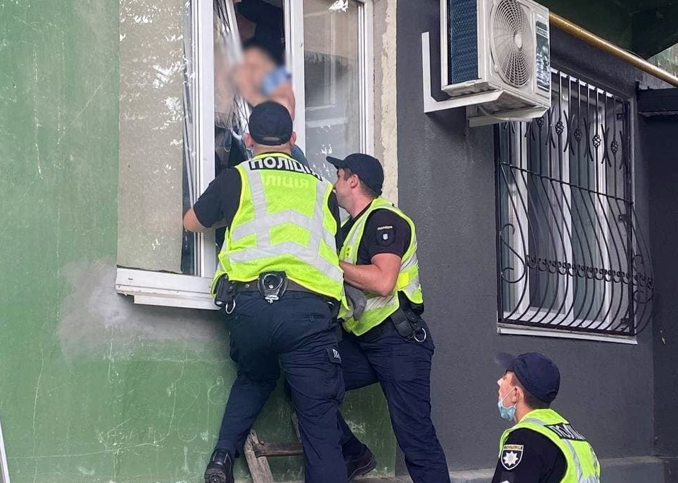 警方表示,如果沒有及時趕到,男子恐已丟性命。(圖/翻攝自@khersonpolice臉書)