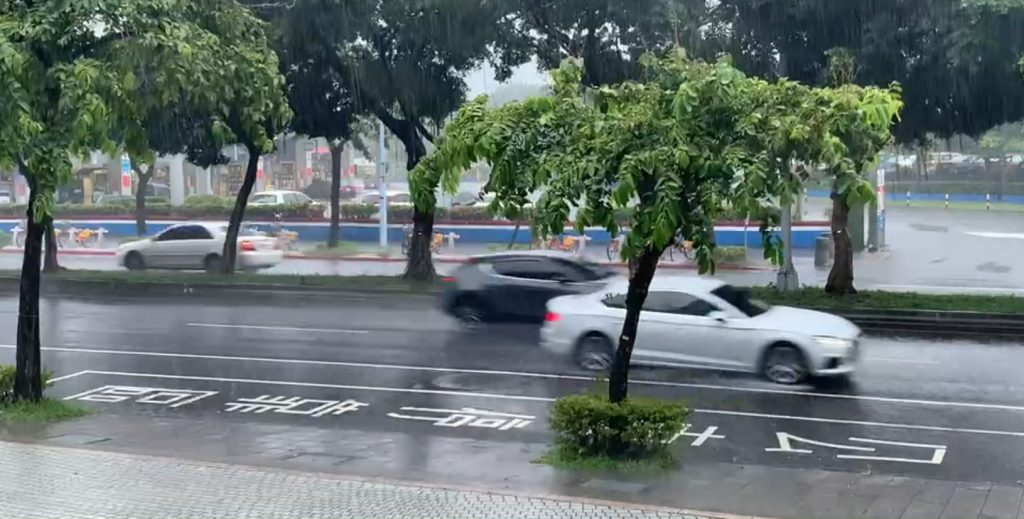 圖為台北市降雨畫面。 中天新聞提供