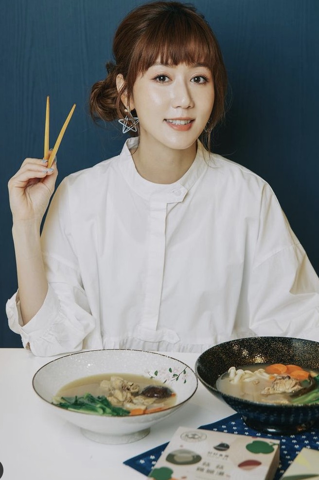 金曲星光大道主持人由瑪麗搭配歌手鼓鼓。(圖/翻攝瑪麗IG)