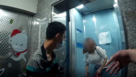 彰化縣田中鎮一名50歲婦人,日前凌晨2點多下班返家,在搭乘電梯上5樓時,電梯突然卡在2樓不動,她嚇得趕緊狂敲猛打製造噪音,並喊:「誰來救救我!」(圖/由彰化縣警提供)