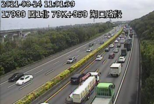 國道1號今(24)日上午9時許位於北上76.9公里處,2部自小客車在發生追撞意外後當場翻覆,造成車內3人受傷,目前車流回堵約5公里。(圖/擷取自國道路況APP)