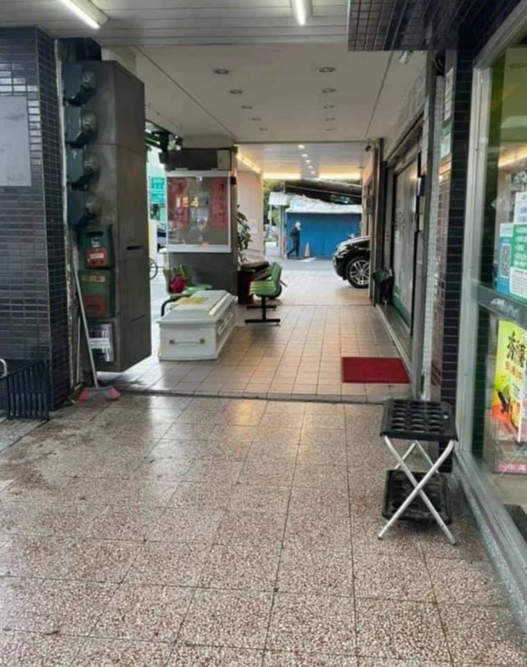 立委何志偉服務處外被放置白色棺木(攝自臉書粉專我是士林人 & 我是北投人)