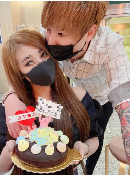 林小彬最後送上蛋糕祝女友生日快樂。（圖／翻攝臉書）