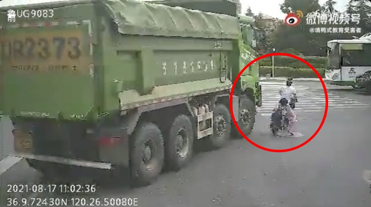 砂石車硬闖撞上母女。(圖/翻攝自微博)